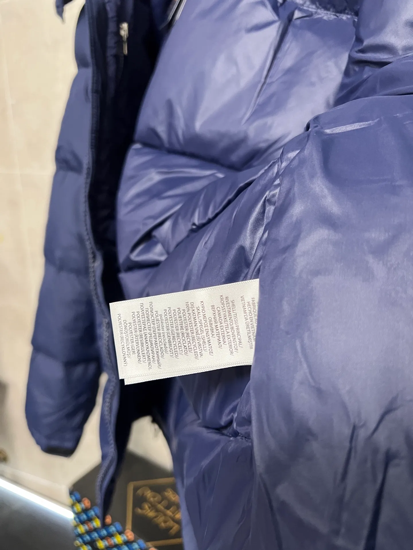 P840 RAH LAUREN Ralph Lauren's new autumn and winter model. Original top 40D waterproof fabric. The interior is made of nylon log double-layer sealing design. The upper body effect is comfortable and soft. The same style as the star. It is filled with 80 white duck down. It has good thermal insulation effect and is light and not heavy. The higher version can be compared at will. Three standards are complete. Color: black blue Size: S M L XL XXL
